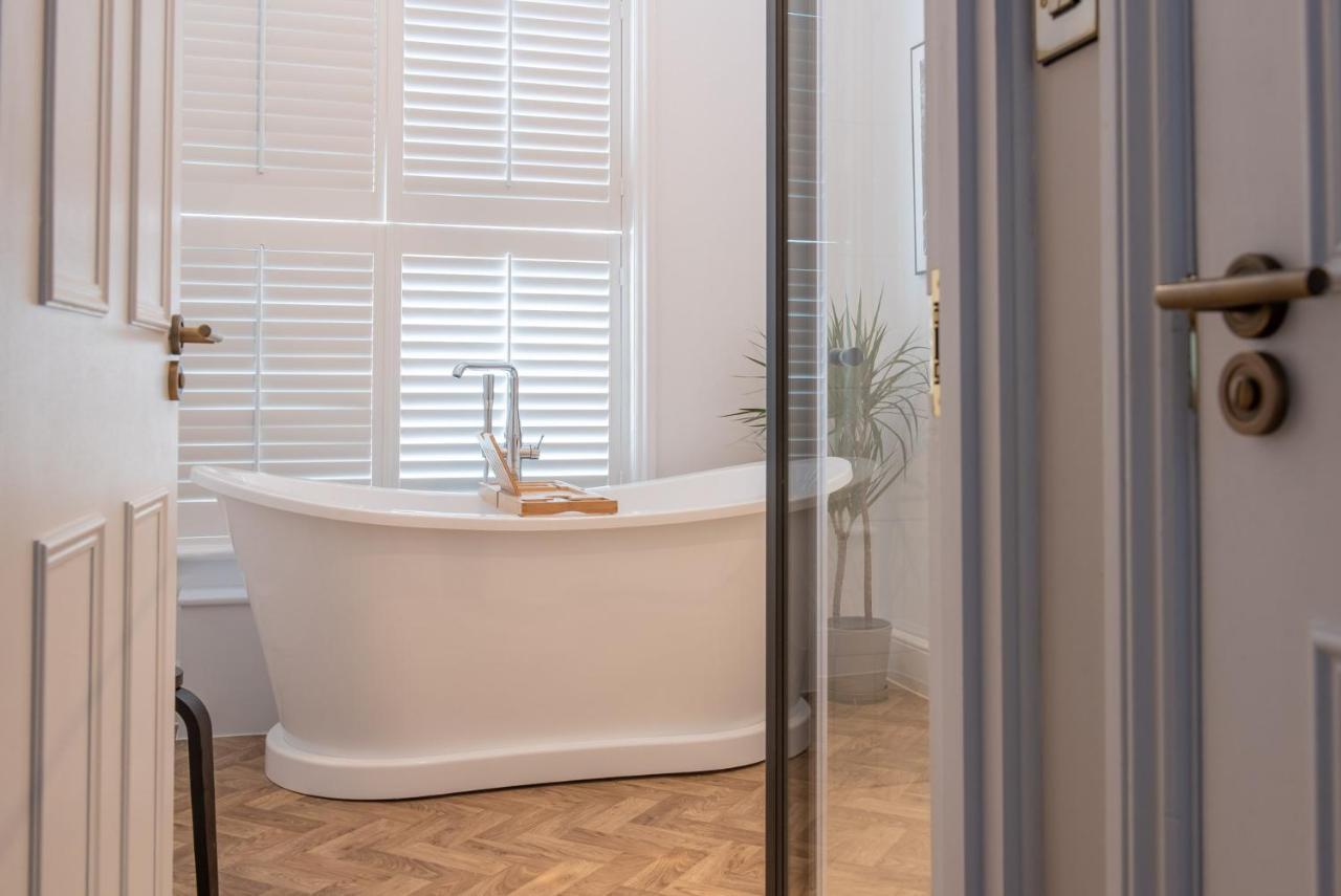 The Crown Pub And Hotel Manningtree Екстер'єр фото